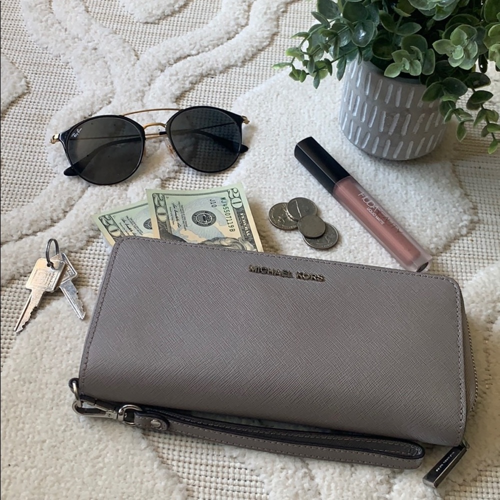 Michael Kors Jet Set Travel Continental Wallet - Picture 1 of 5